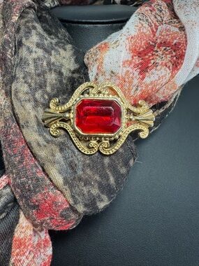 Vintage-Inspired Gold Brooch with Red Gem